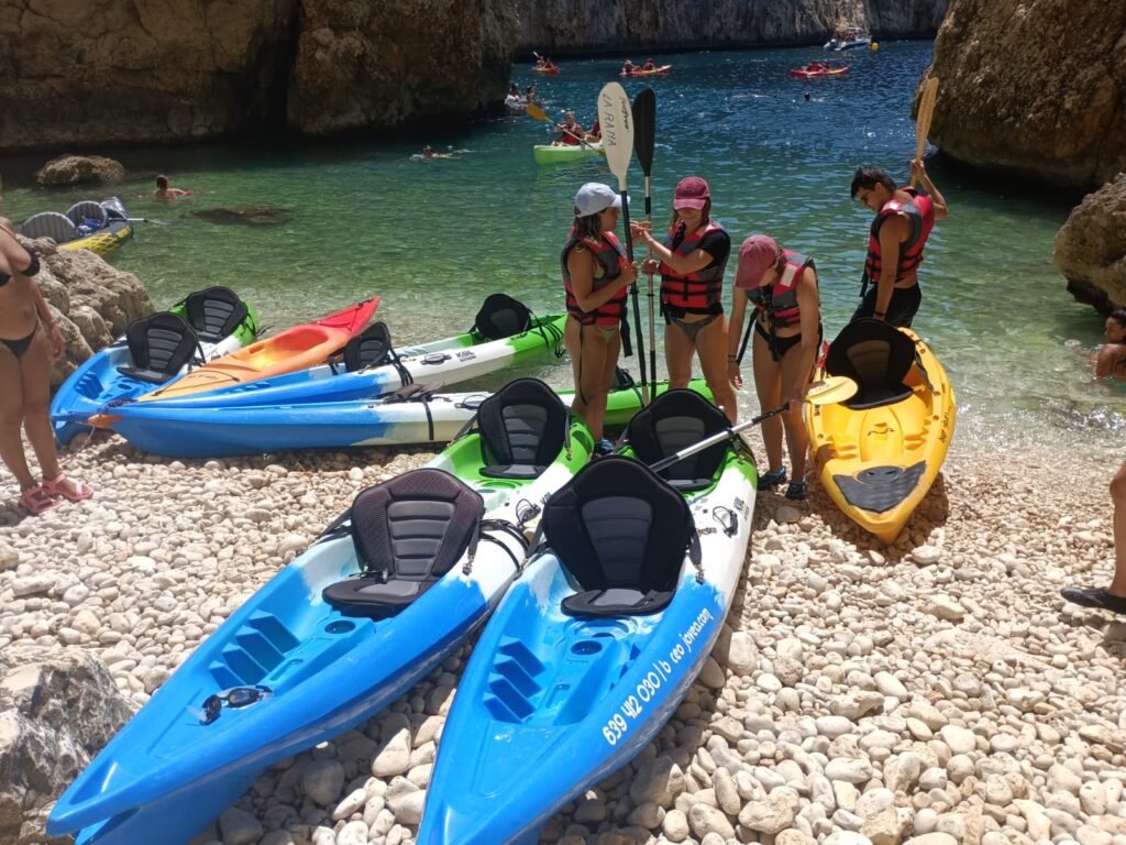 ruta en kayak a cala en caló y cueva dell lop mari